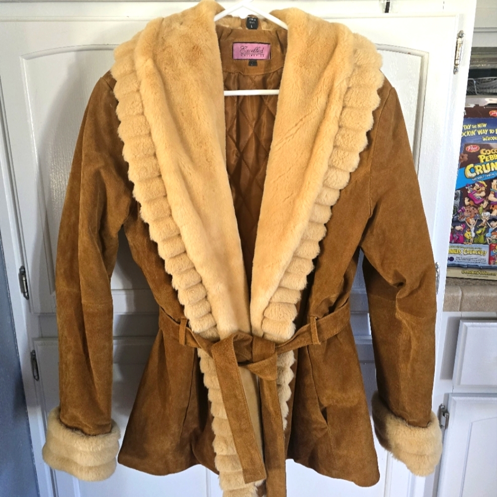 Luxurious Tan Suede Jacket with Cream Fur Trim